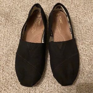 Black TOMS Flats